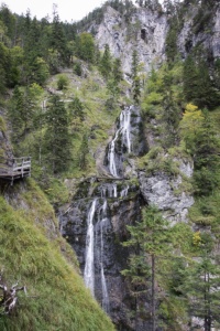 Einer der vielen Wasserfälle