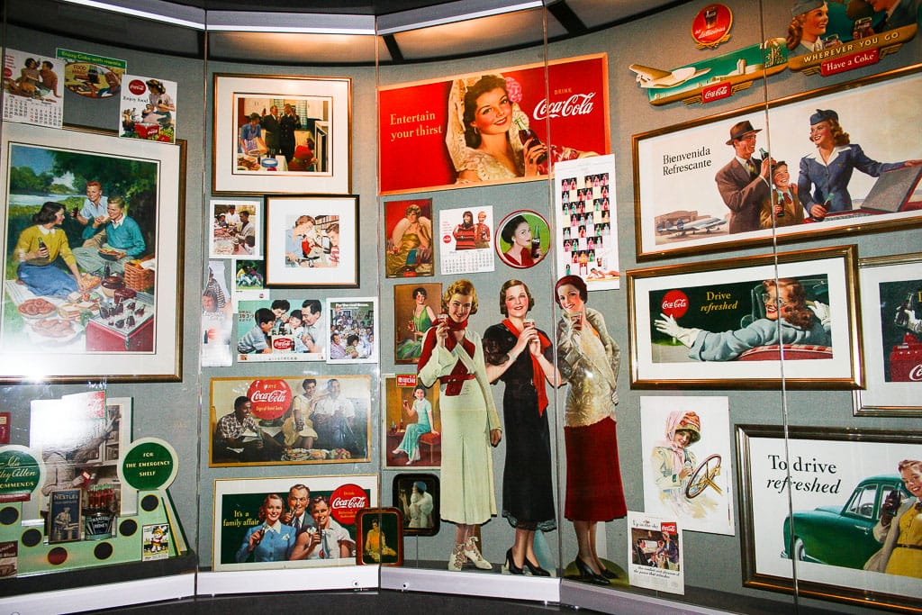 Werbeschilder in der Coca Cola World Atlanta