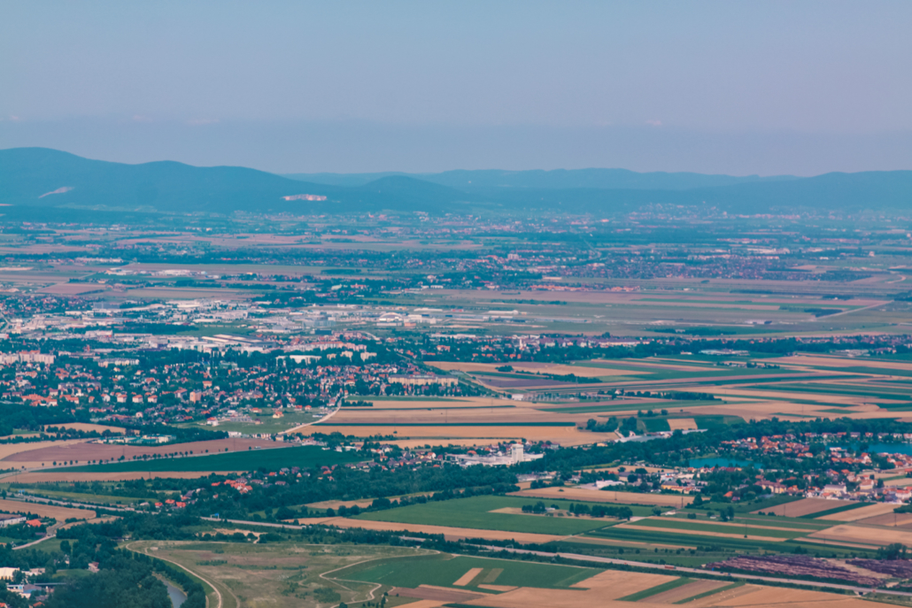 Im Anflug auf Wiener Neustadt Ost (LOAN)