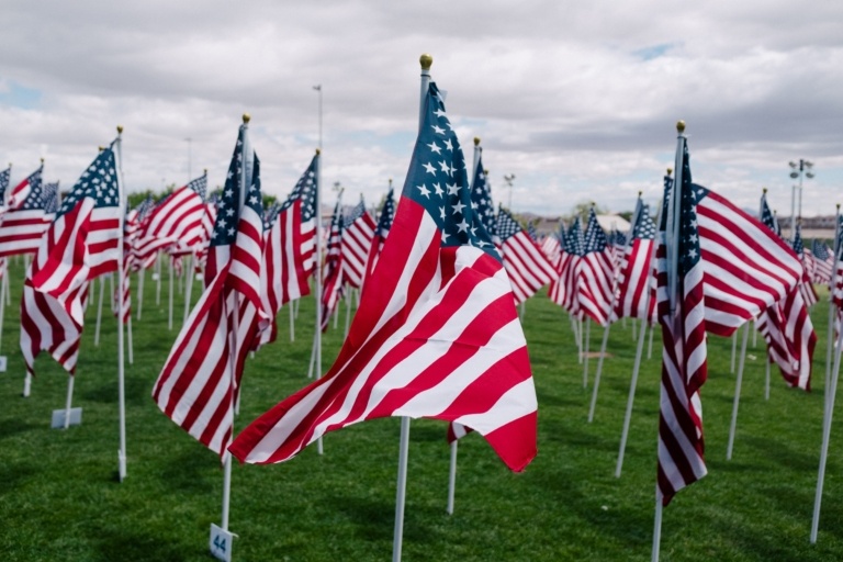Amerikanische Flaggen auf einem Memorial