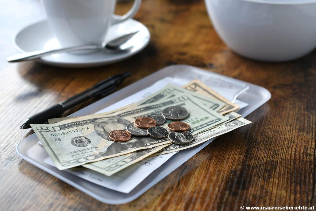In den USA ist es mancherorts üblich, das Trinkgeld direkt am Tisch zu hinterlassen.